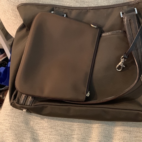 Tumi brown tote/briefcase bag, 2 outside 3 inside pockets, leather trim - Picture 6 of 9